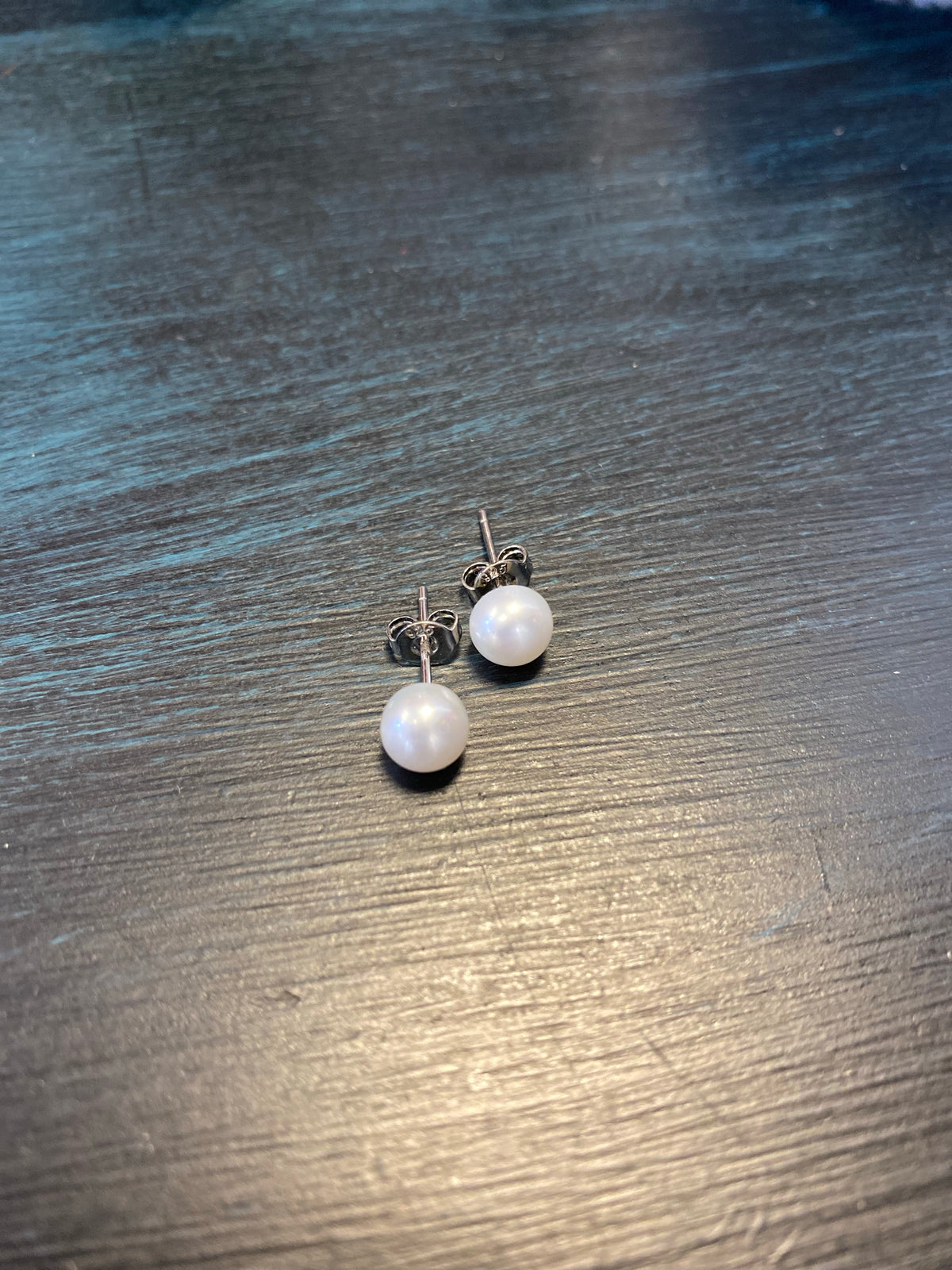 Flat Back Pearl Earring